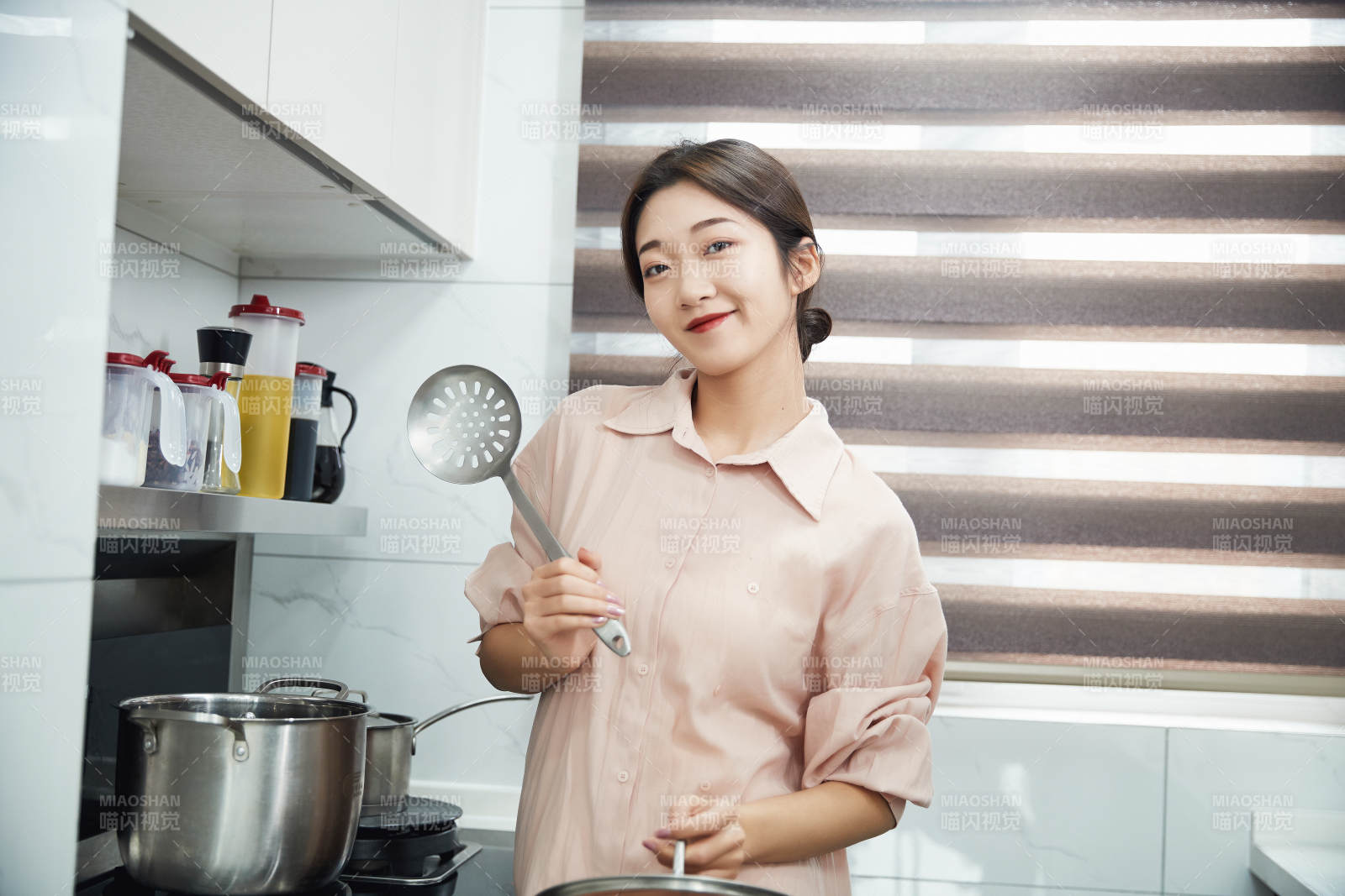 在廚房下廚的年輕亞洲女性