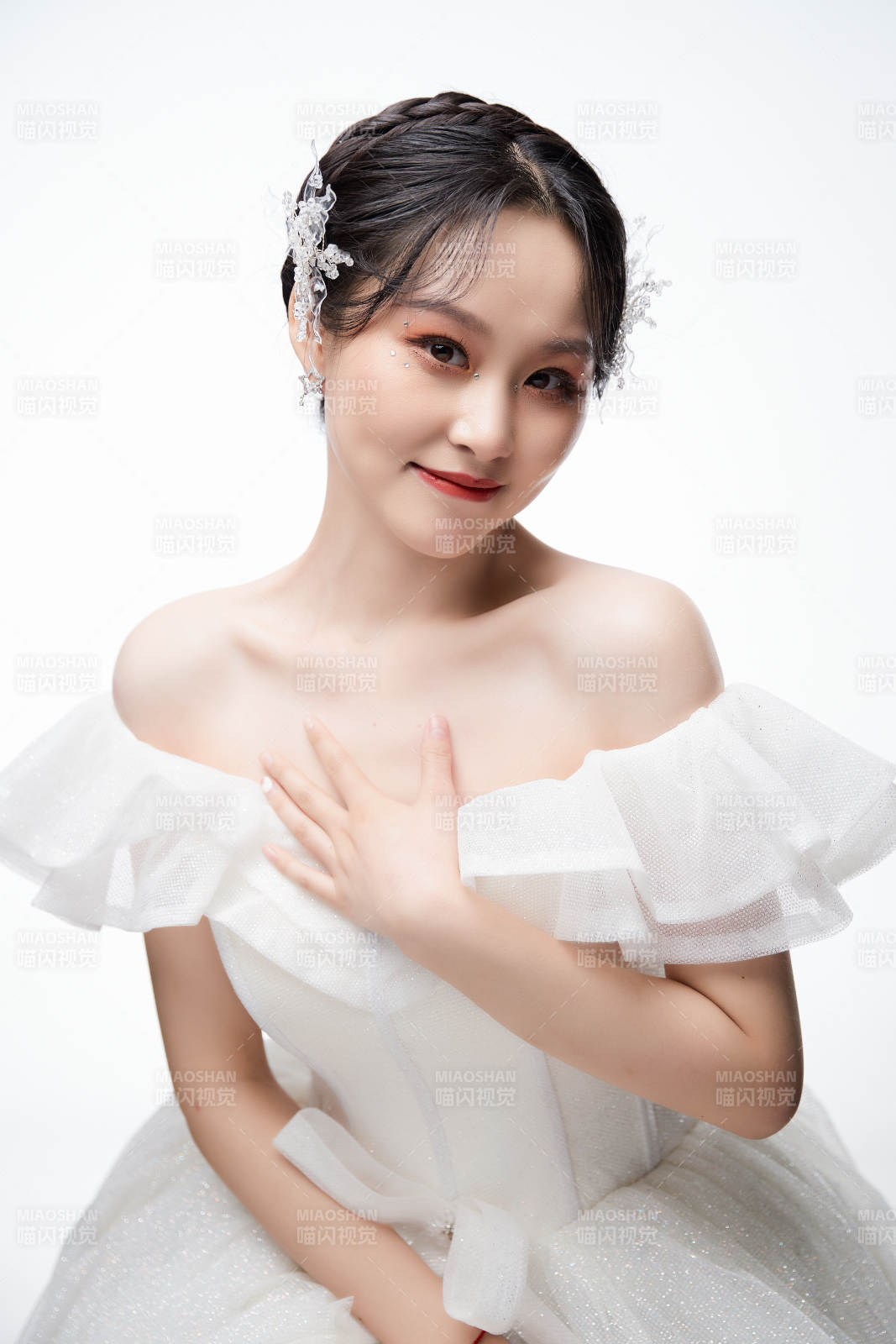女性婚纱妆面图片