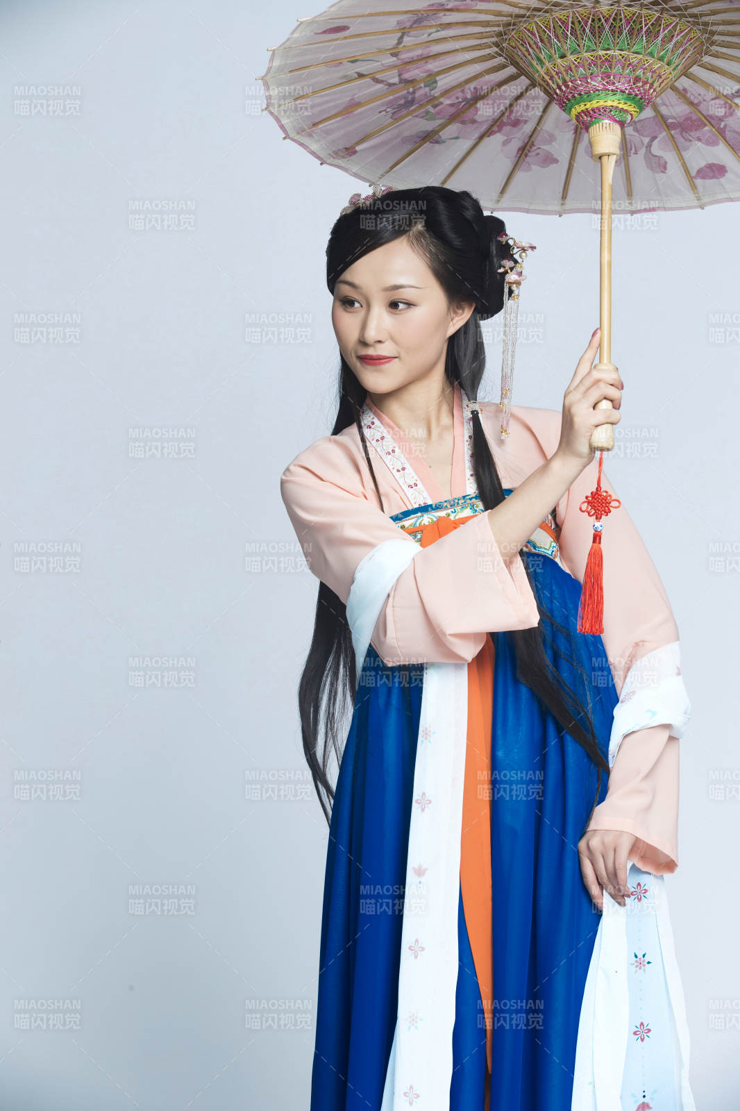 身穿古裝的漢服女性人像漢服影棚拍攝