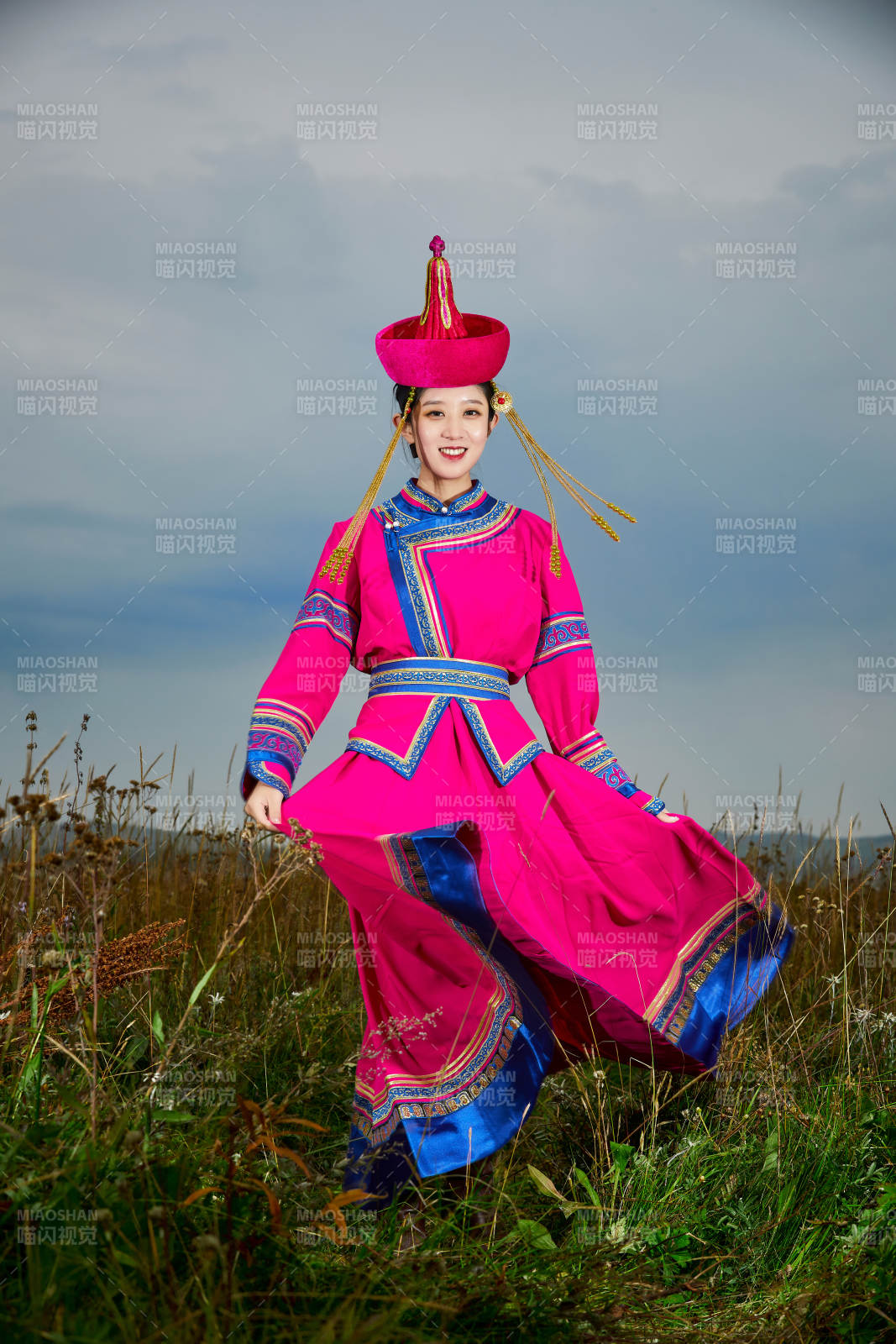 草原上身穿豪華蒙古族服飾的蒙族少女