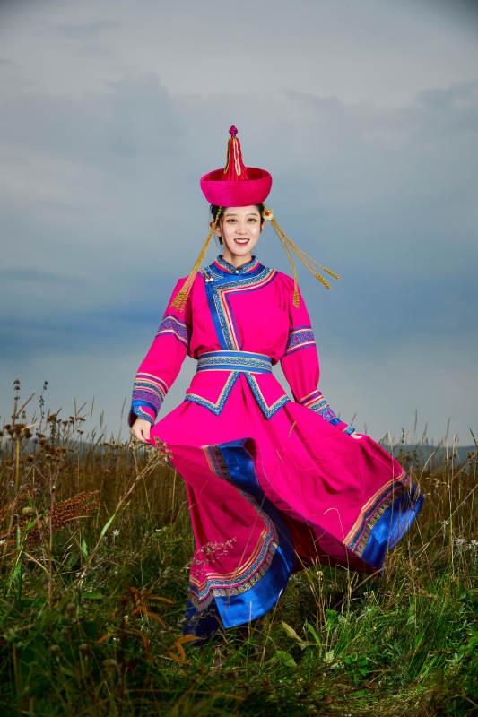 草原上身穿豪华蒙古族服饰的蒙族少女
