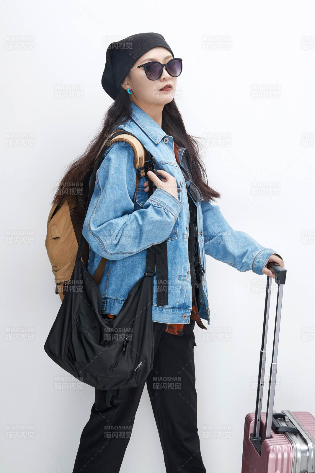 白色背景下準(zhǔn)備出發(fā)旅行的美麗東方女大學(xué)生