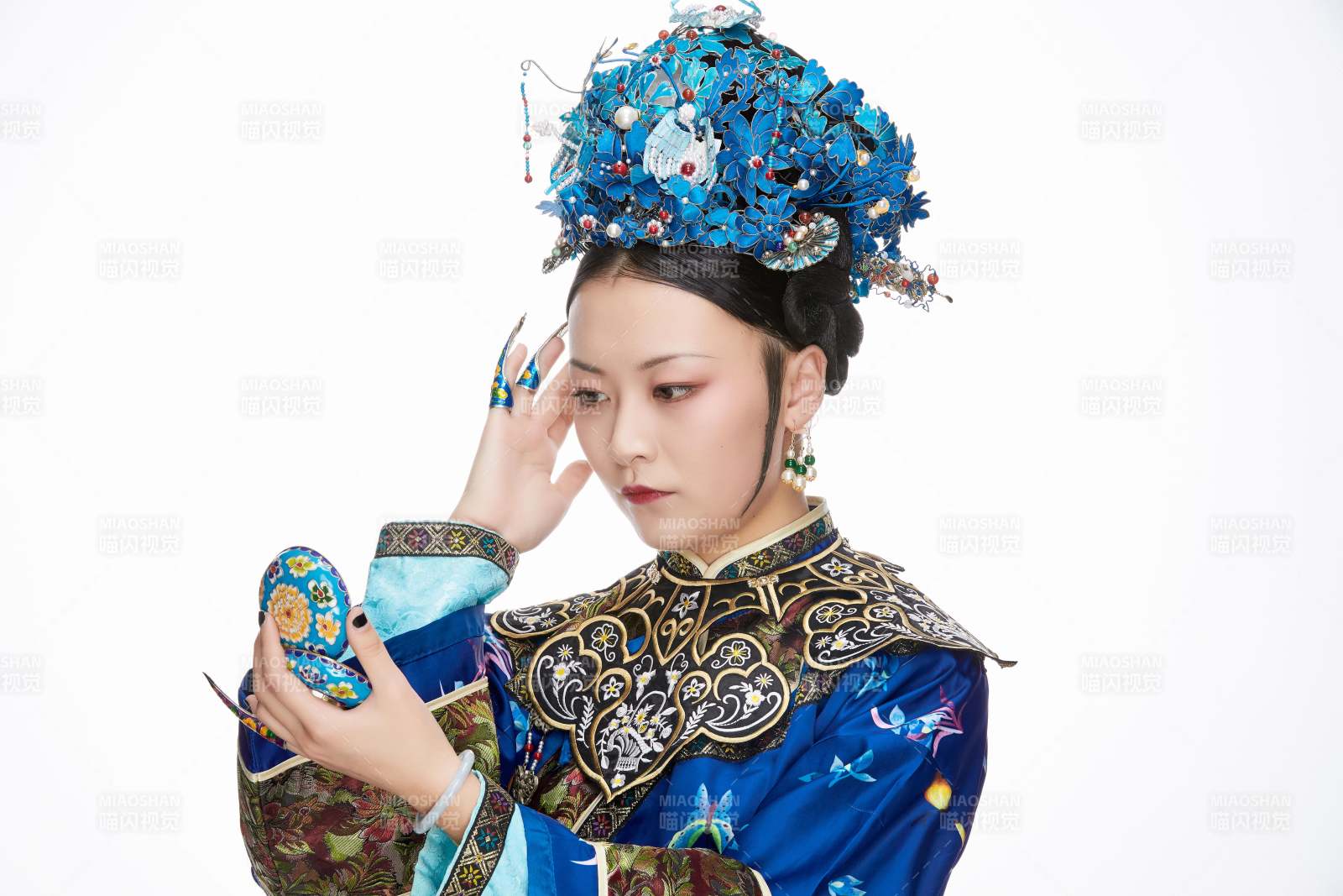 白色背景下的清代女性古裝造型清朝古裝