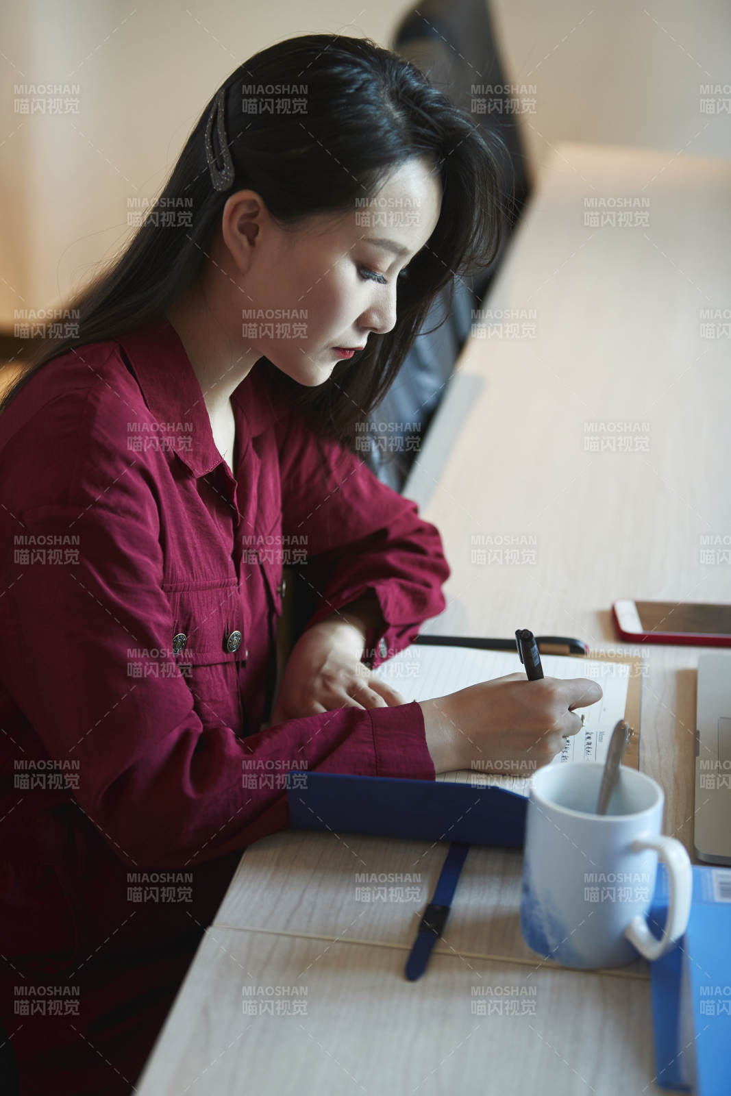 亞洲年輕女性商務人士在電腦前辦公