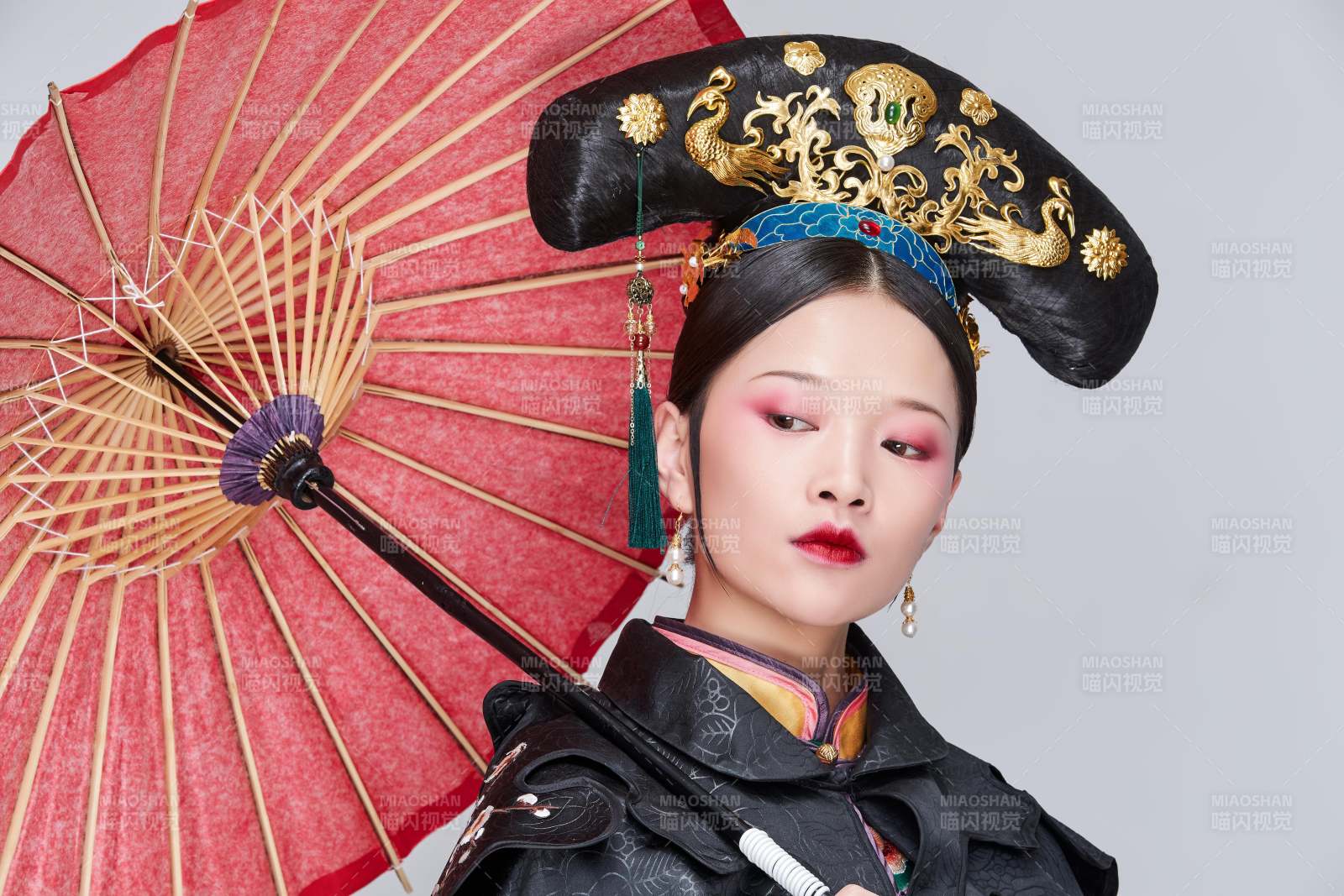 白色背景下的清代女性古裝造型清朝古裝