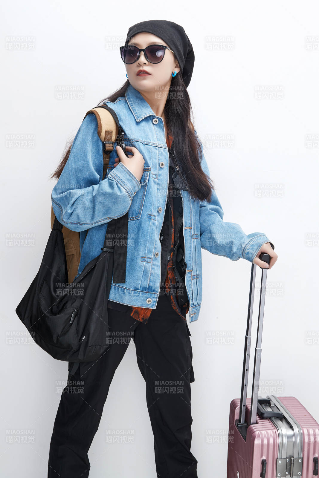 白色背景下準備出發旅行的美麗東方女大學生