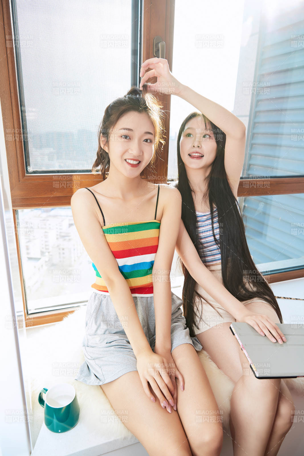 午后坐在飄窗上追劇休息的閨蜜少女