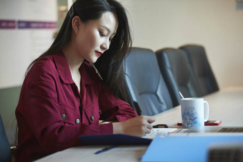 亚洲年轻女性商务人士在电脑前办公