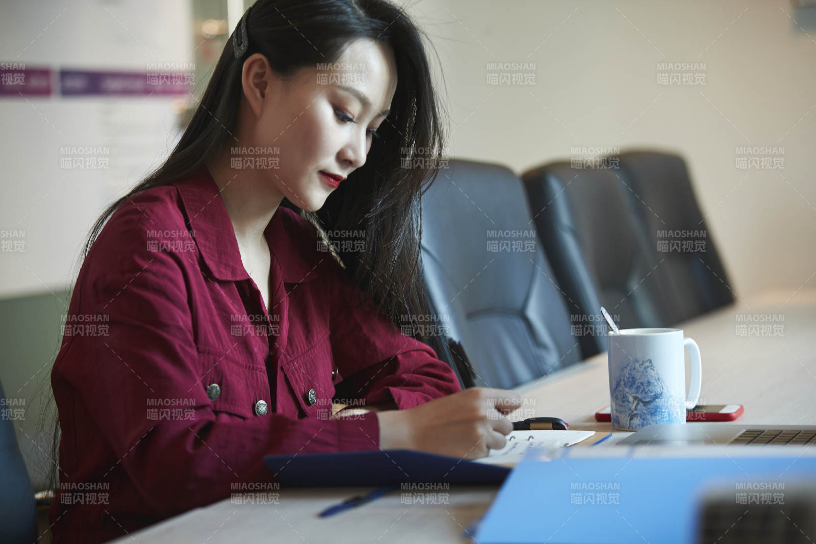 亞洲年輕女性商務人士在電腦前辦公