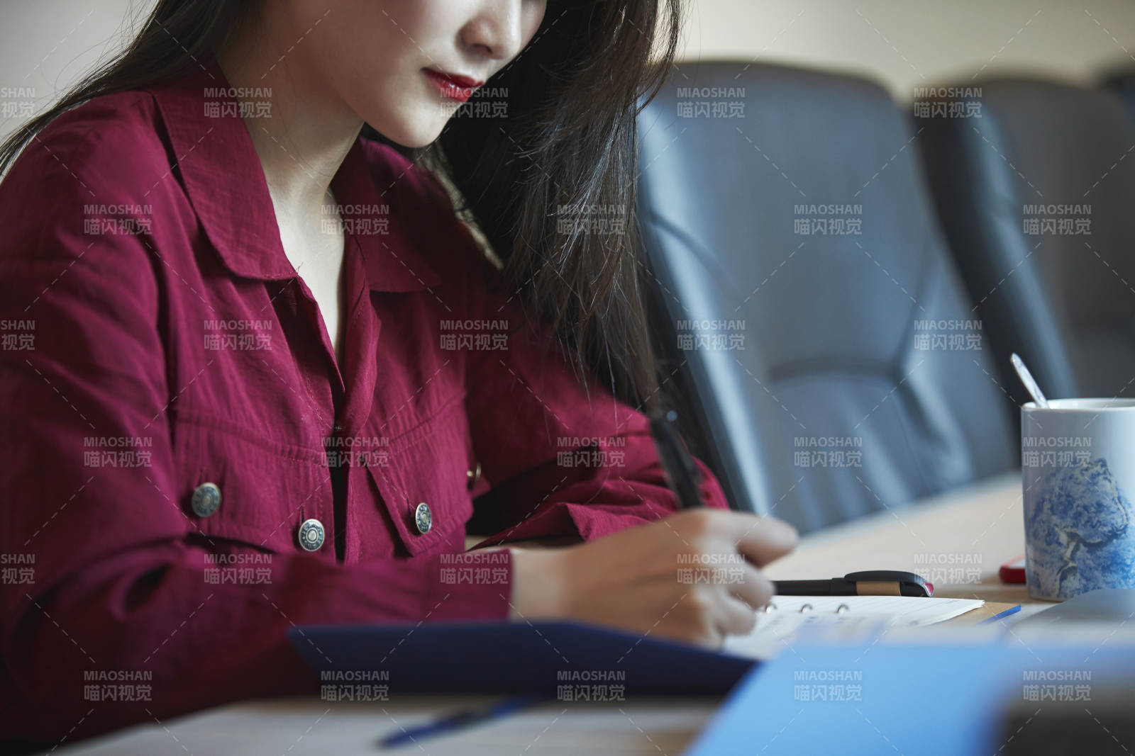 亞洲年輕女性商務人士在電腦前辦公