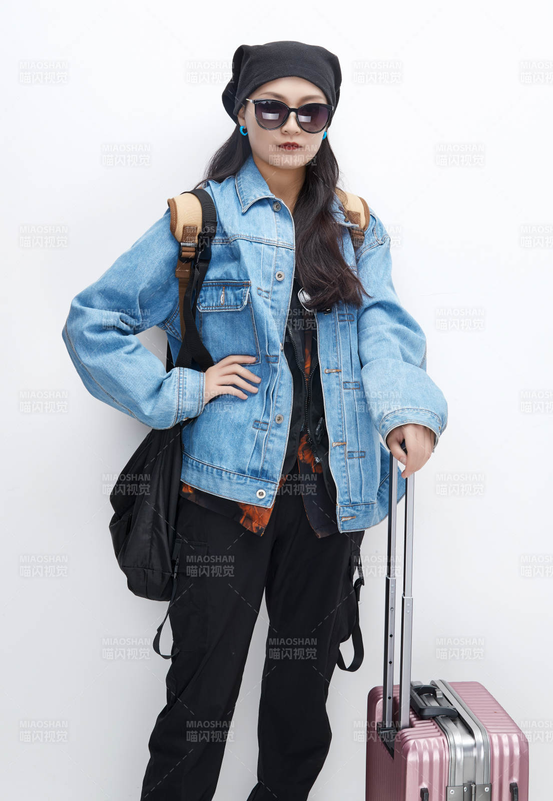 白色背景下準(zhǔn)備出發(fā)旅行的美麗東方女大學(xué)生