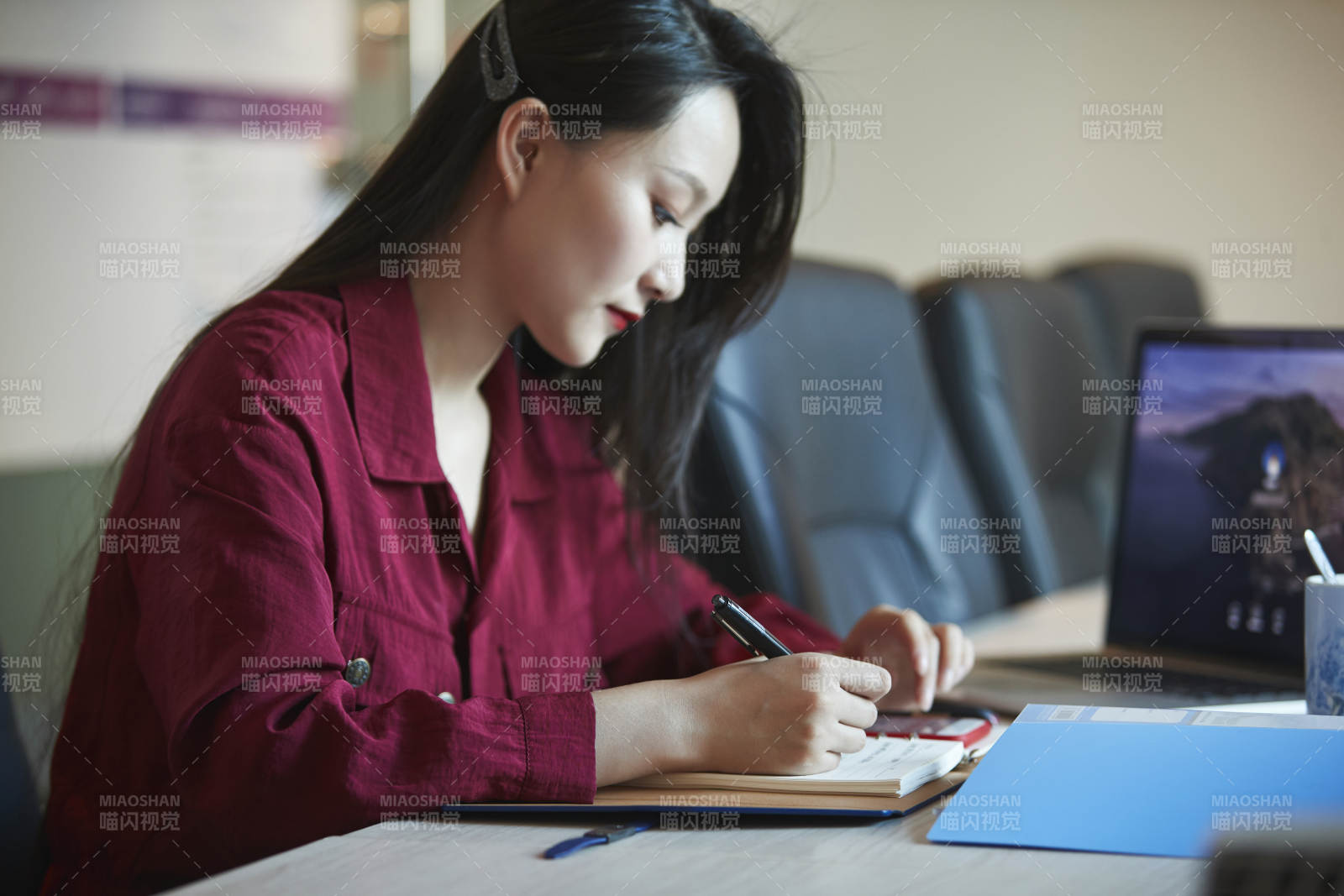 亞洲年輕女性商務人士在電腦前辦公