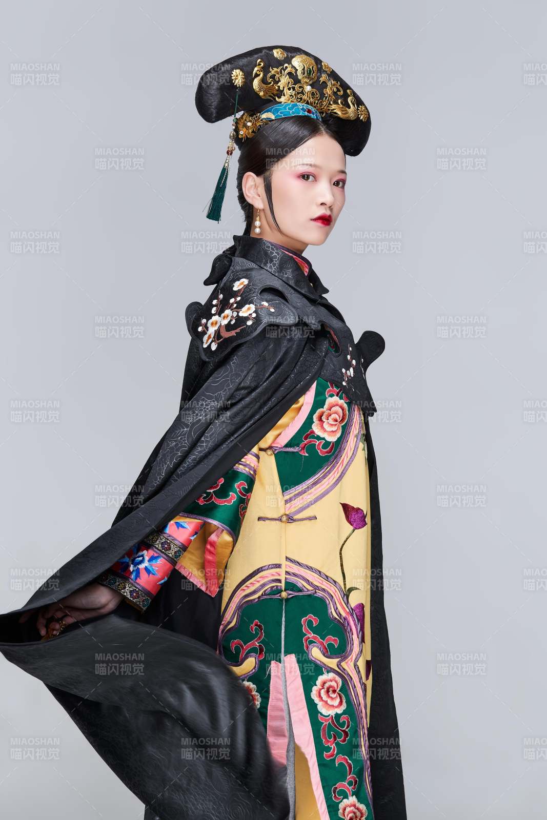 白色背景下的清代女性古裝造型清朝古裝