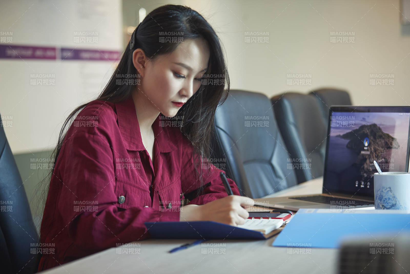 亞洲年輕女性商務人士在電腦前辦公