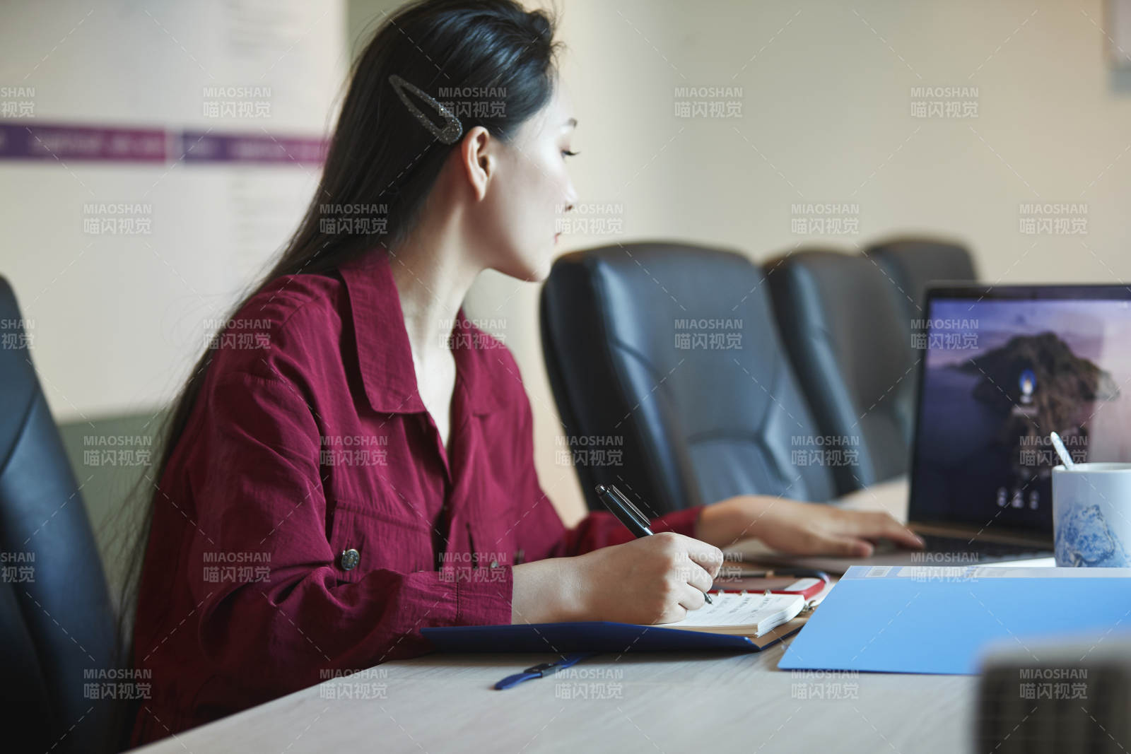 亞洲年輕女性商務(wù)人士在電腦前辦公