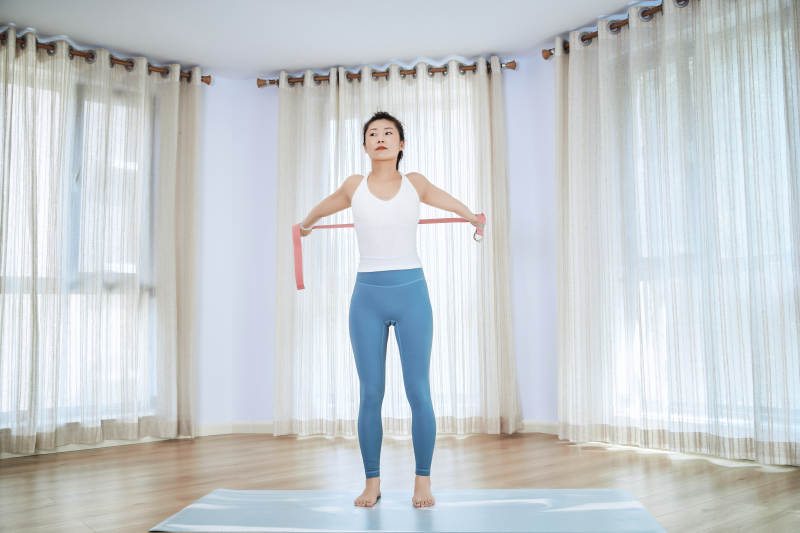 做瑜伽动作的亚洲年轻女性