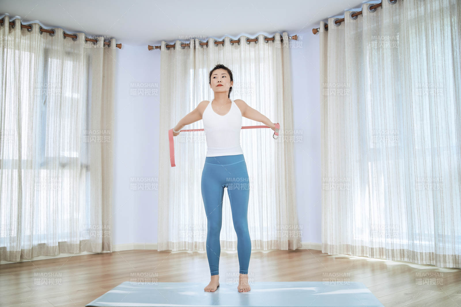 做瑜伽动作的亚洲年轻女性