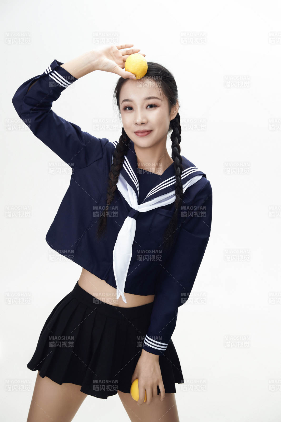 吃水果的亞洲東方長發少女