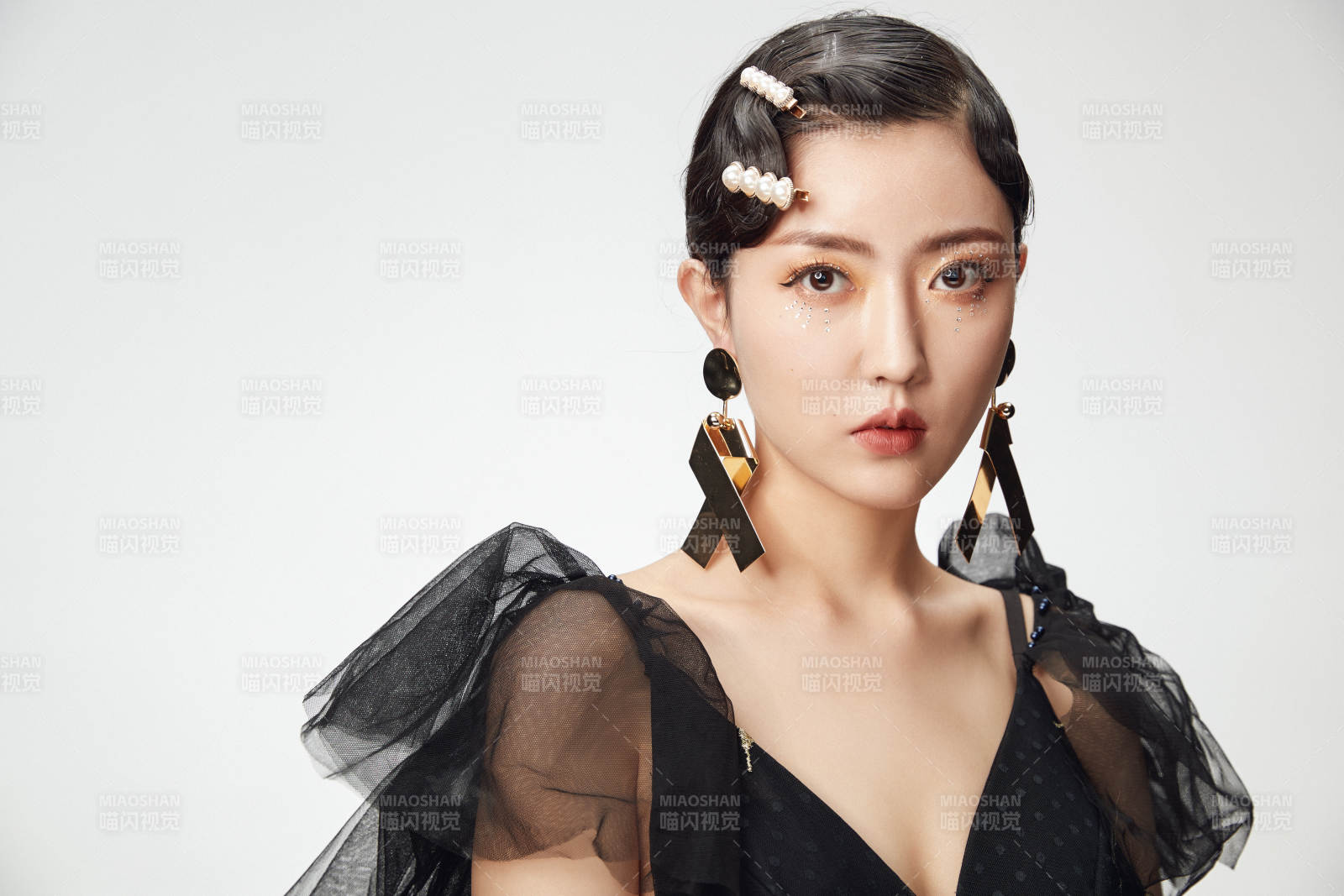 時(shí)尚亞洲女性婚紗妝面彩妝