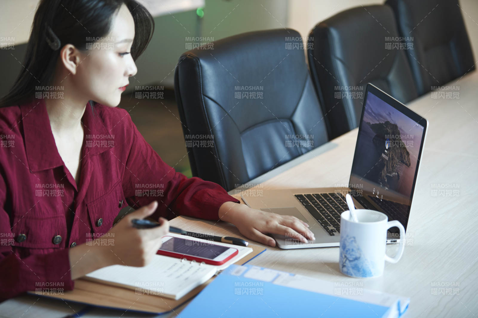 亞洲年輕女性商務人士在電腦前辦公