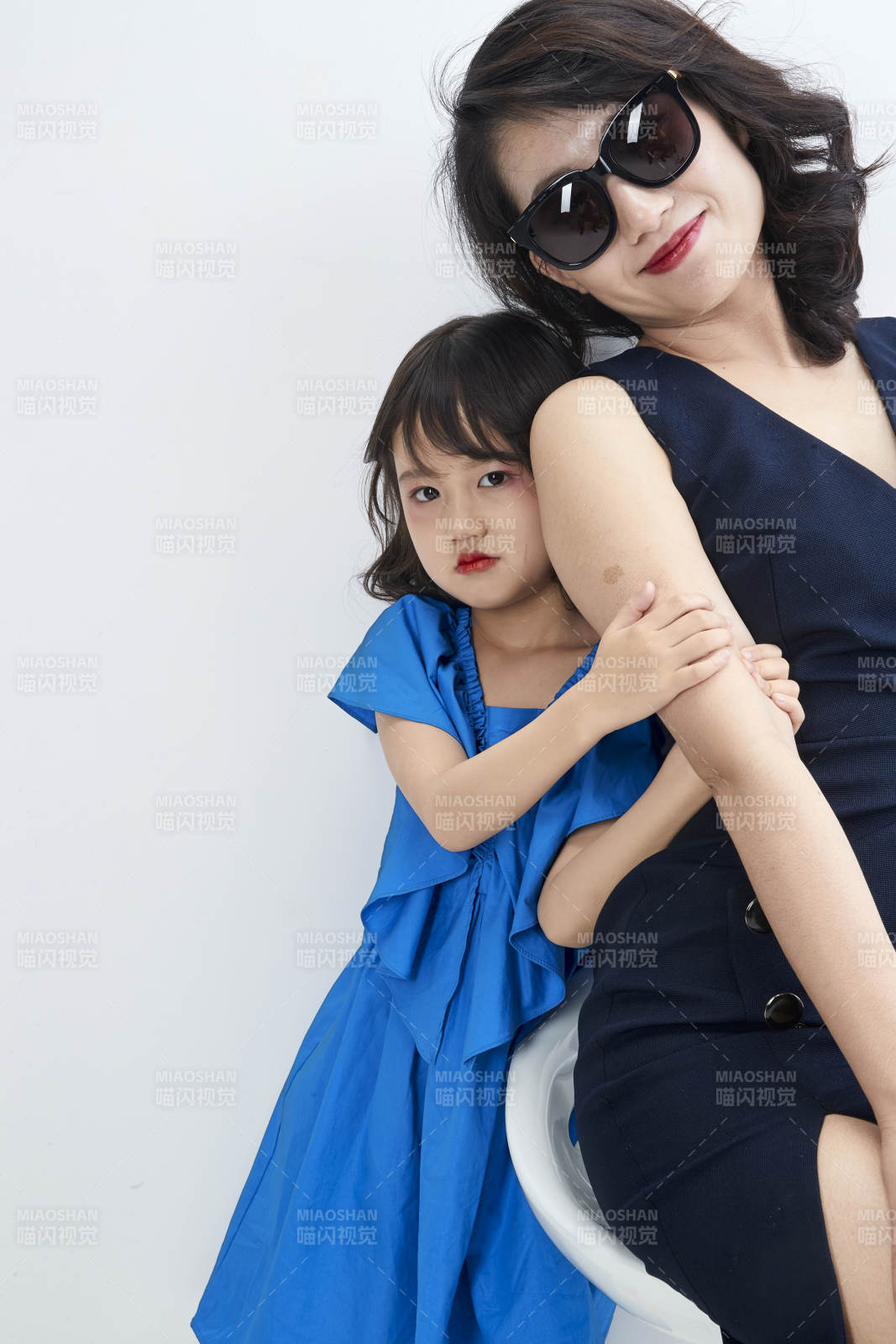 白色背景的美麗媽媽與可愛女兒親子人像