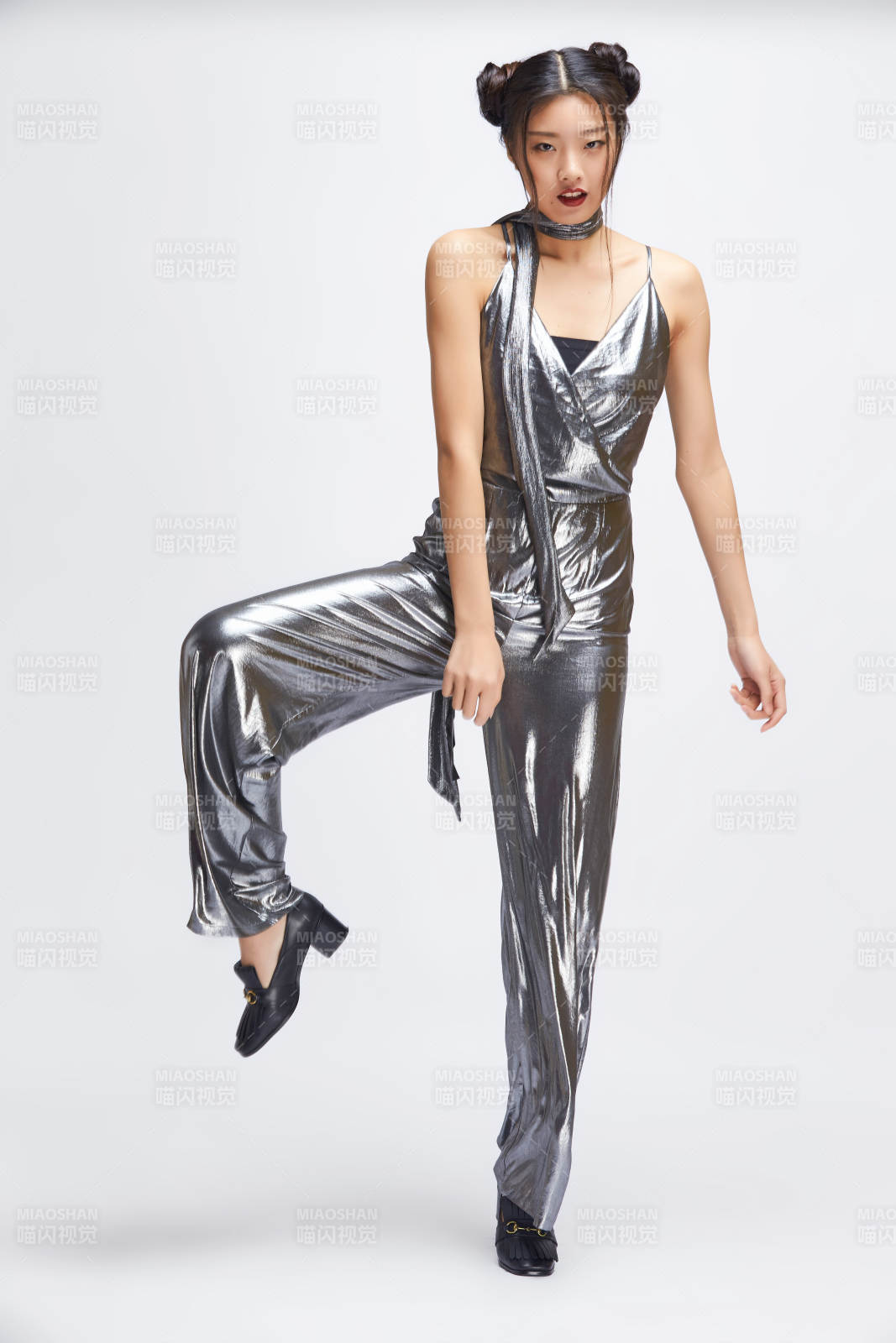 白色背景前的亞洲女性舞者