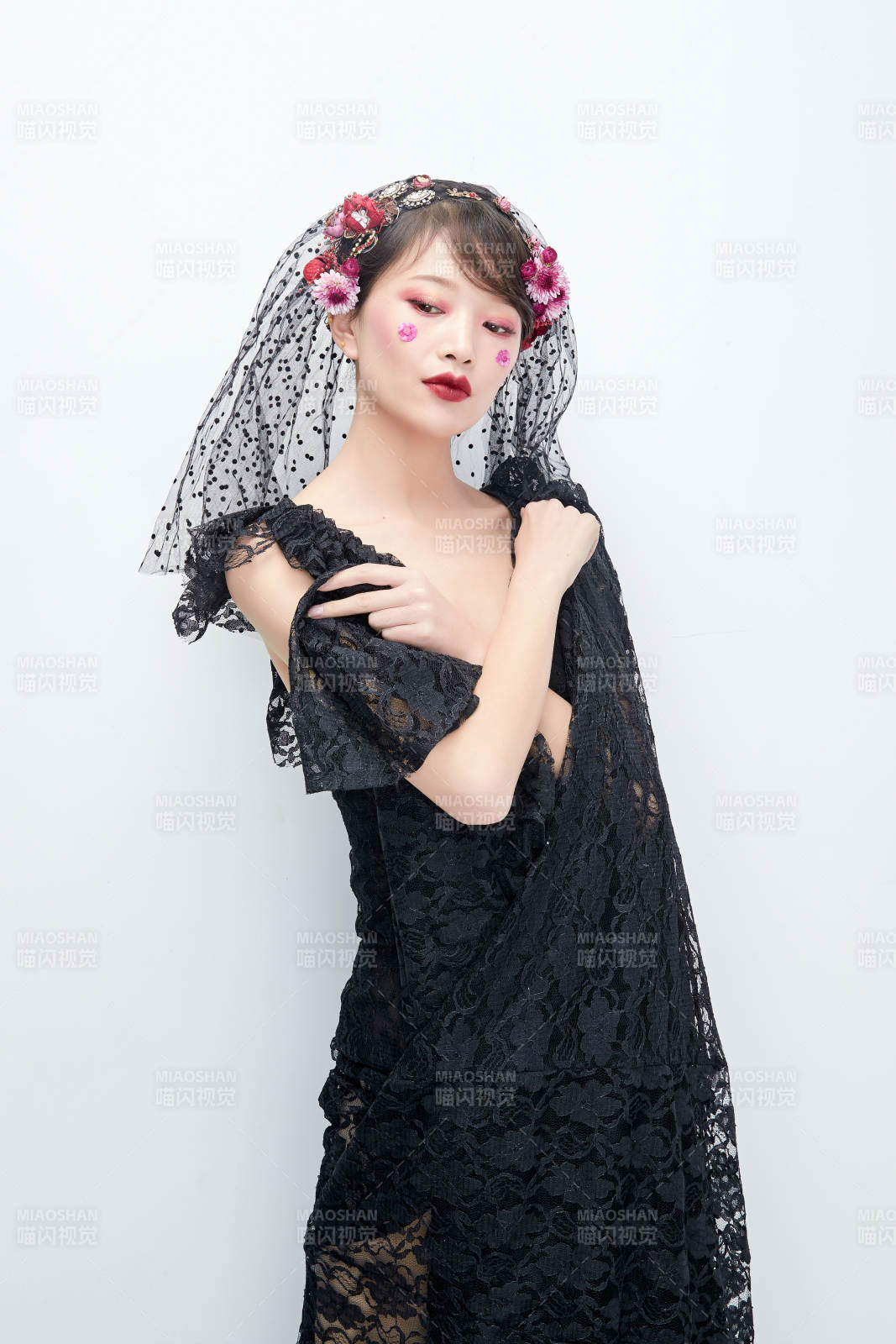 白色背景下的新娘彩妝美女人像