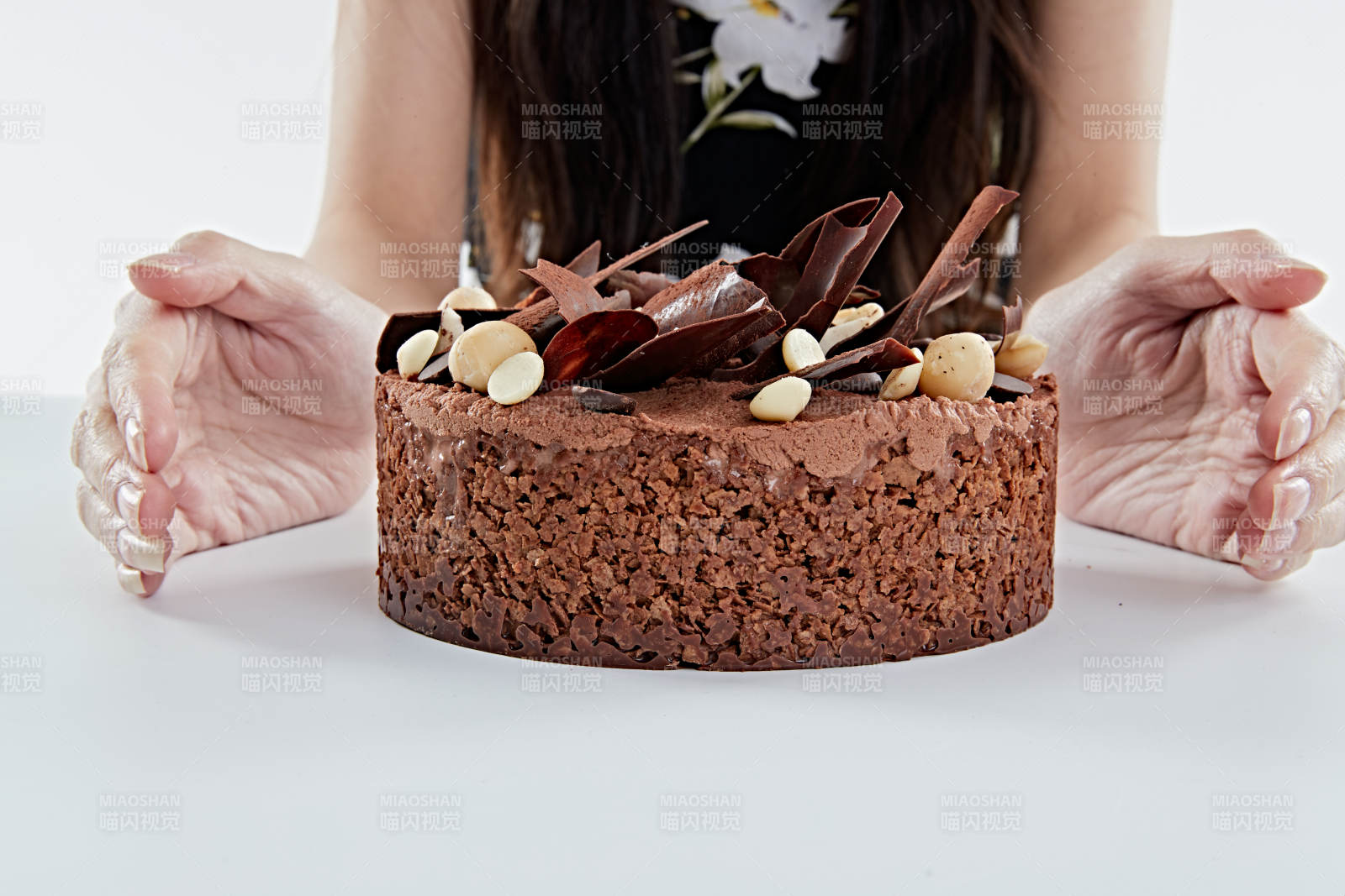 喝紅酒品嘗蛋糕的年輕女性