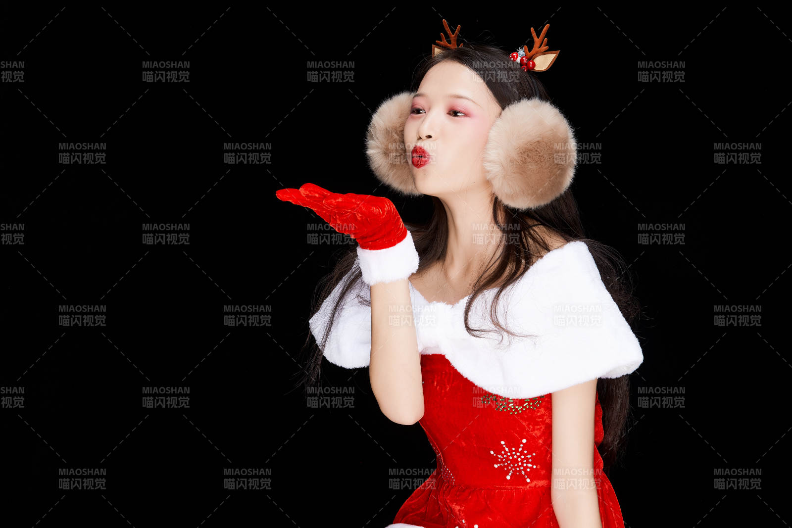 身穿圣诞服饰手提购物袋性感可爱的圣诞女郎