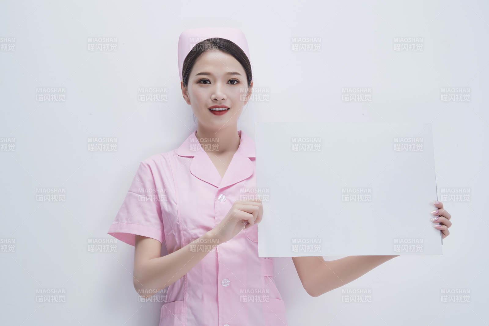 身穿粉色護士服佩戴聽診器的女性醫護人員