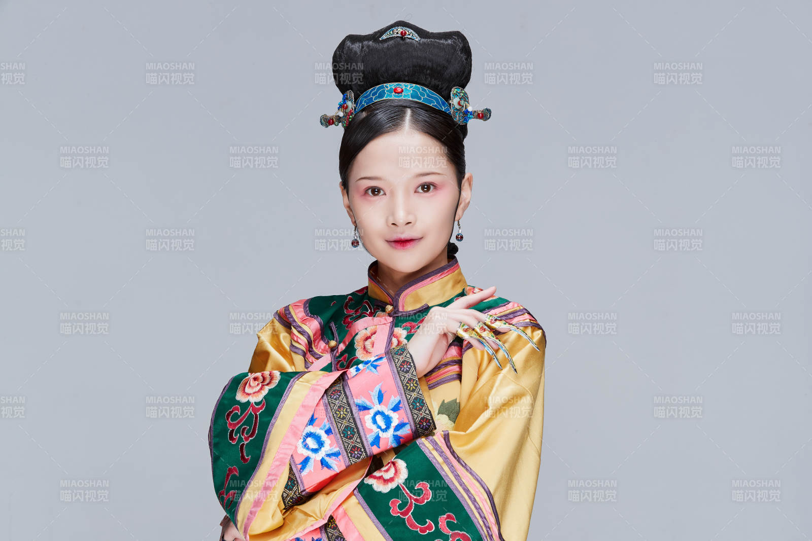 白色背景下的清代女性古裝造型清朝古裝