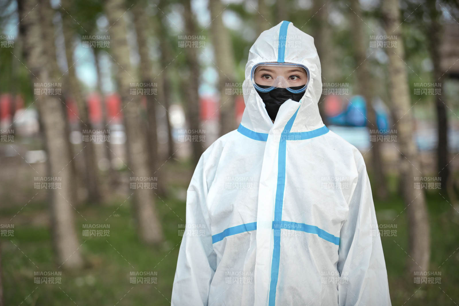 穿白色防護服佩戴護目鏡口罩的女性防護人員