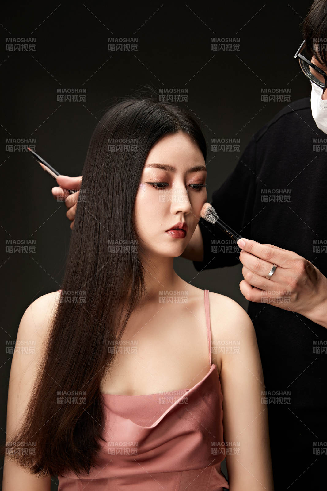 進行美妝化妝的化妝師與模特