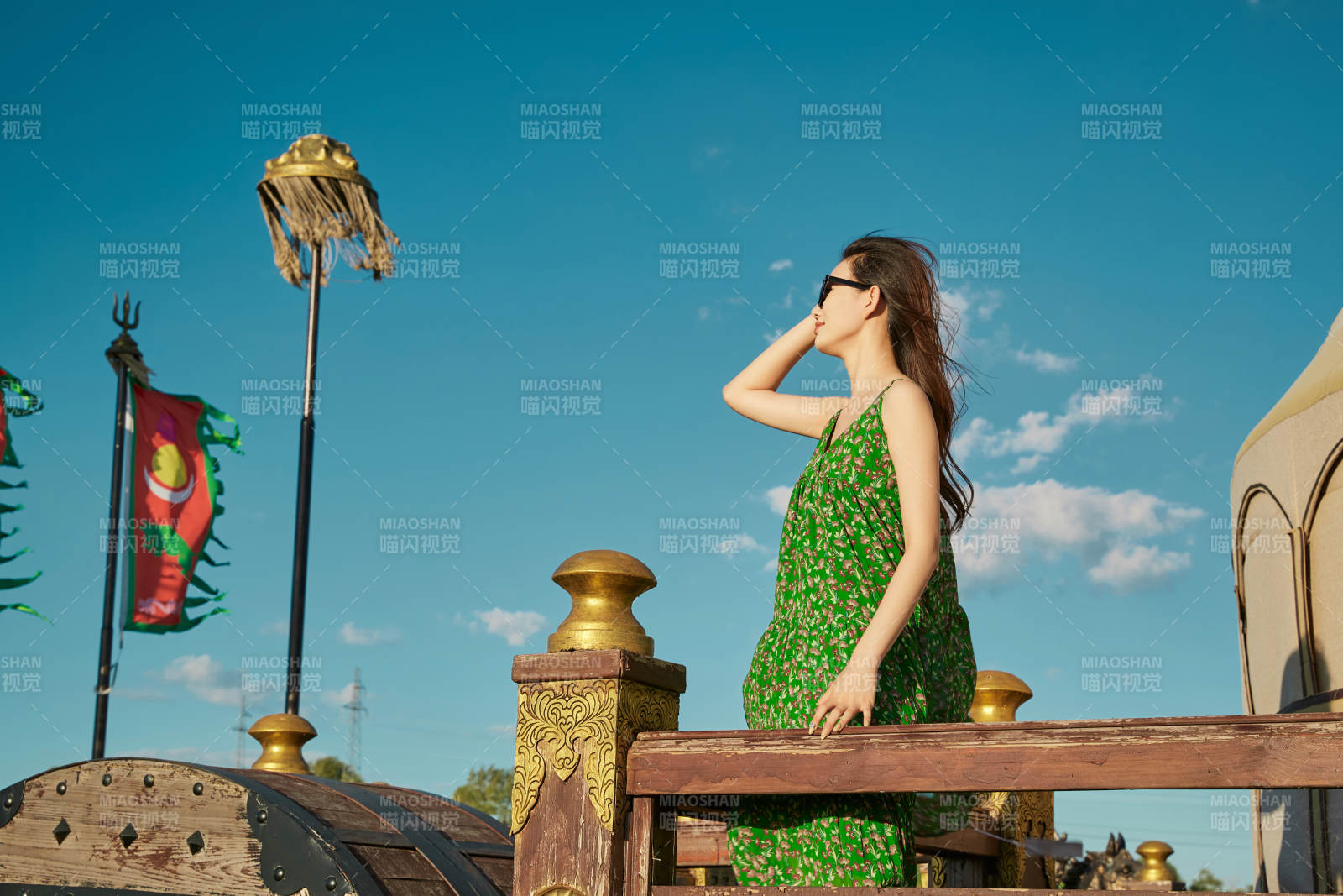 草原濕地公園游玩拍照的亞洲少女