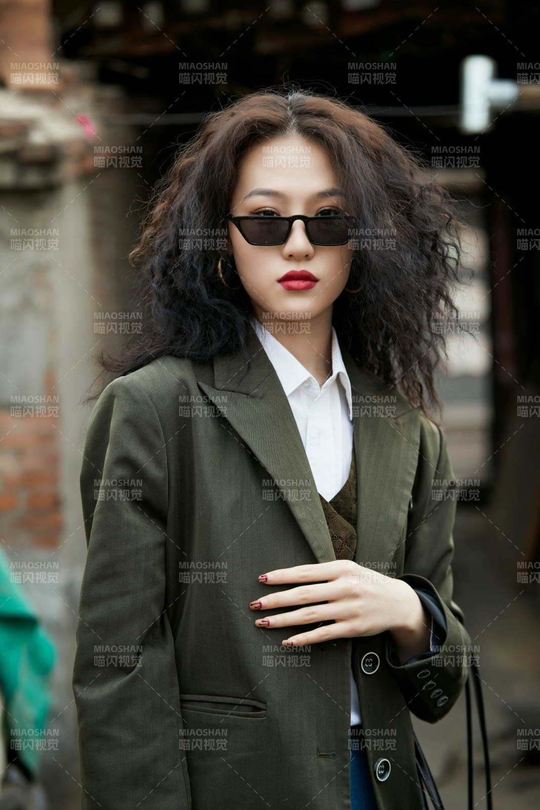 老舊城區里穿著復古港風的美麗清純少女