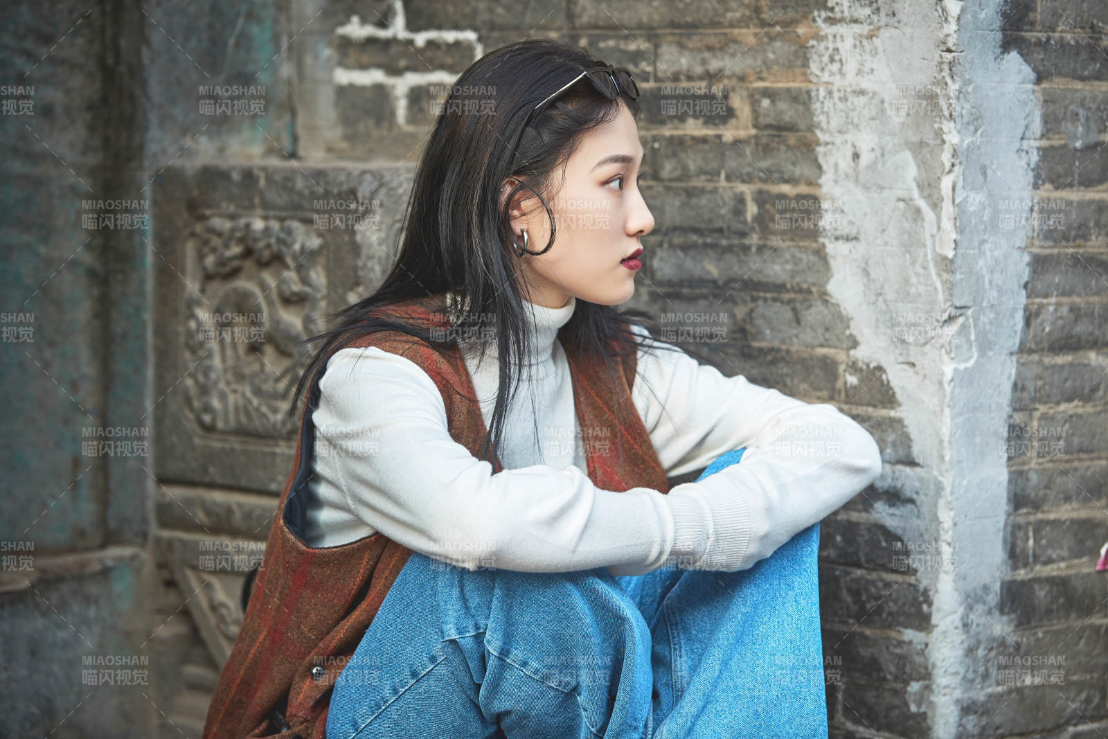 老舊城區(qū)里穿著復(fù)古港風(fēng)的美麗清純少女