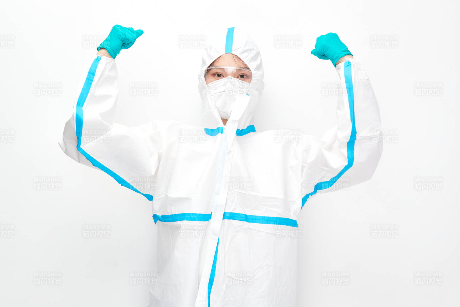 穿白色防护服佩戴护目镜口罩的女性医疗人员