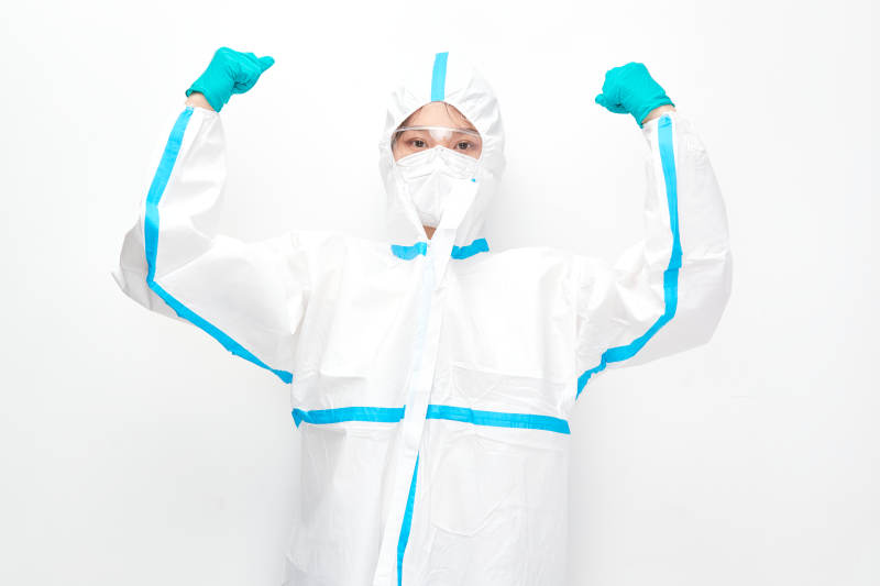 穿白色防护服佩戴护目镜口罩的女性医疗人员