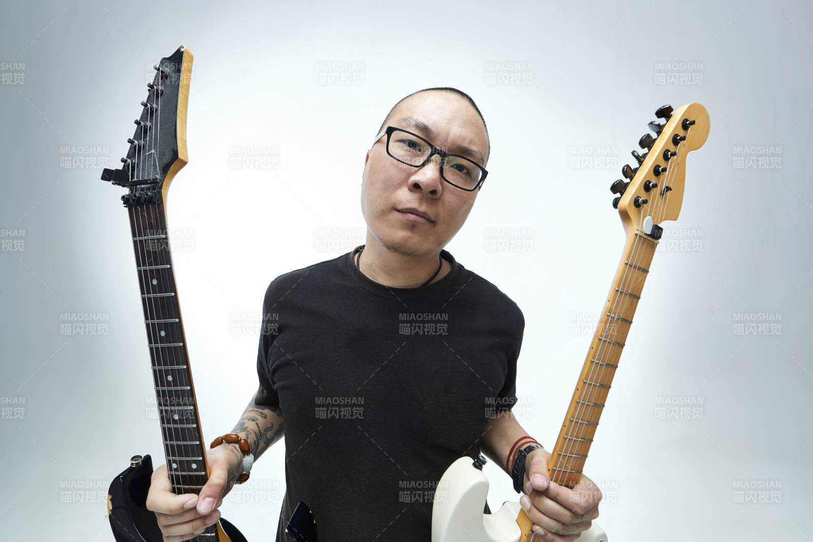 手持電吉他展示演奏的亞洲男性搖滾樂手人像