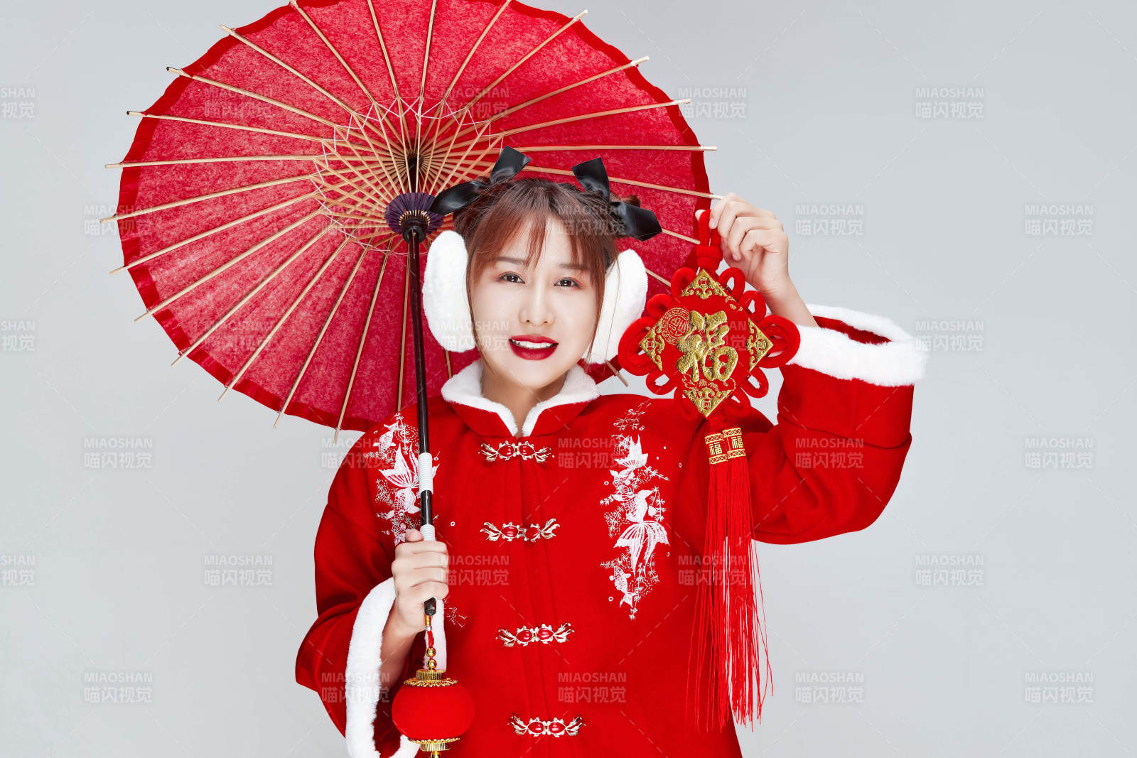 手打油紙傘手提紅燈籠身穿喜慶漢服的可愛少女