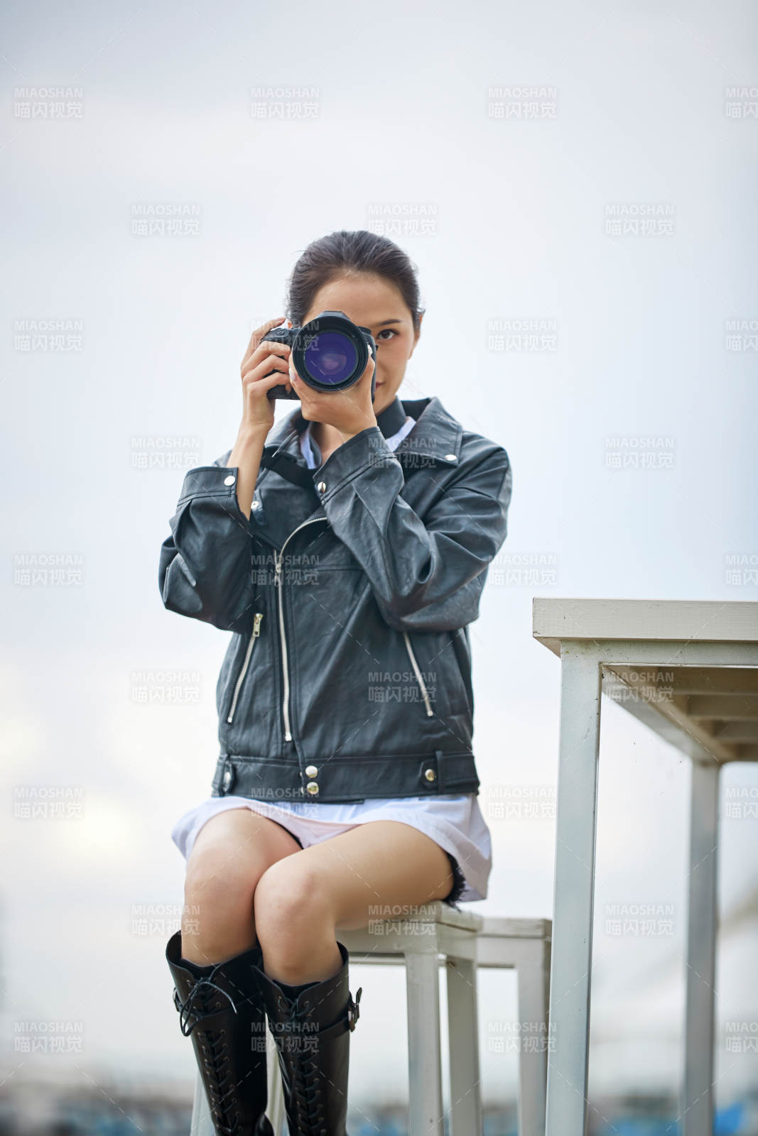 戶外湖畔進行拍攝的亞洲青年女性攝影師