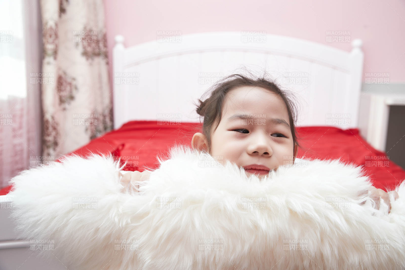 在家玩耍的亞洲小女孩