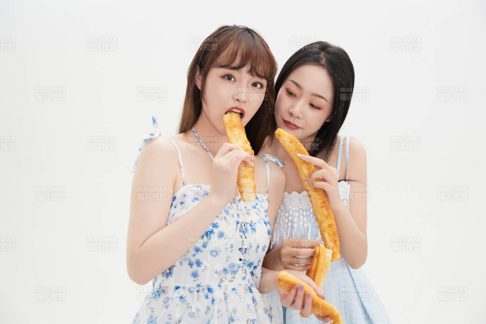 吃油條的亞洲可愛美女閨蜜