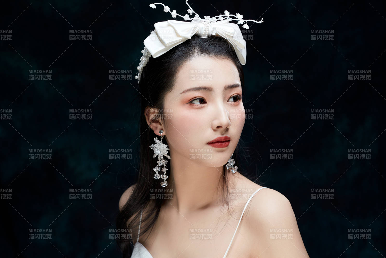 黑色背景下的女性復(fù)古婚紗妝面