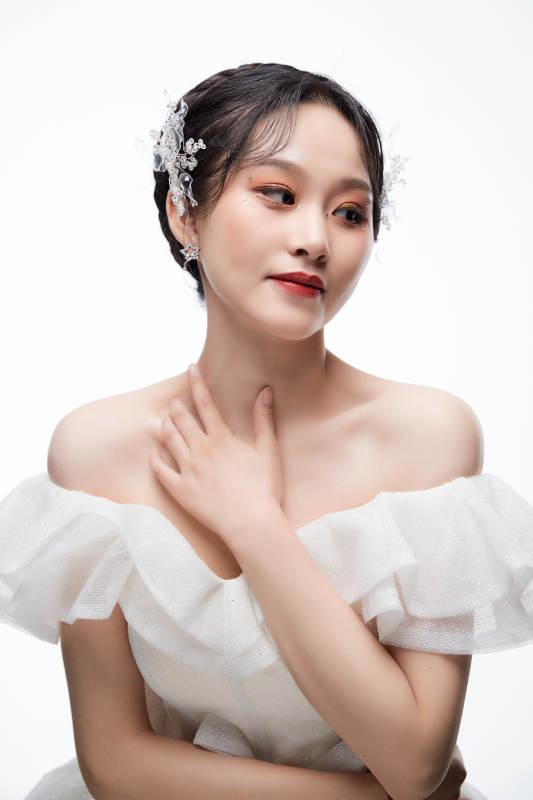 女性婚纱妆面