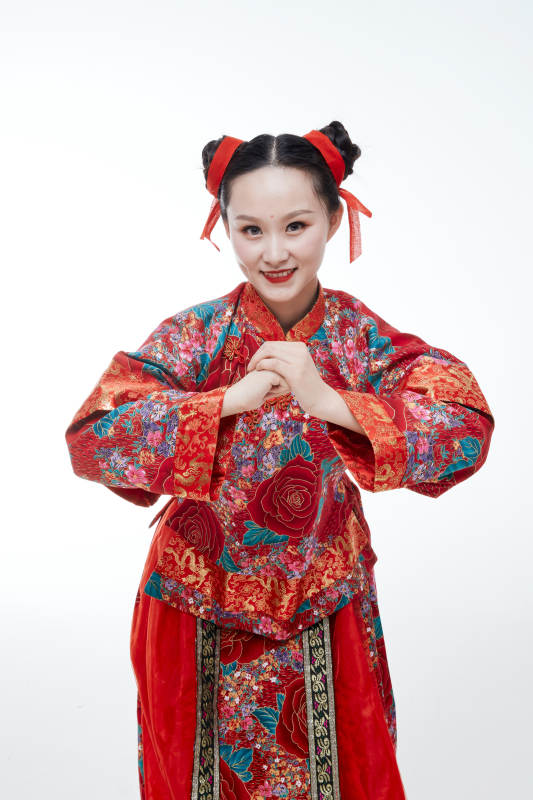 身穿中国传统服饰的青年女性