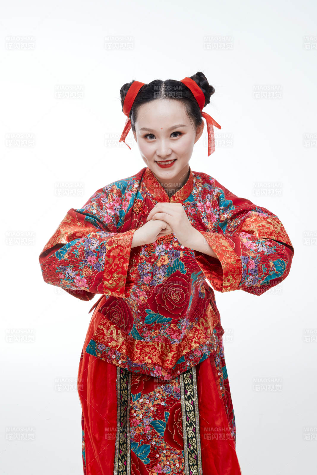 身穿中国传统服饰的青年女性