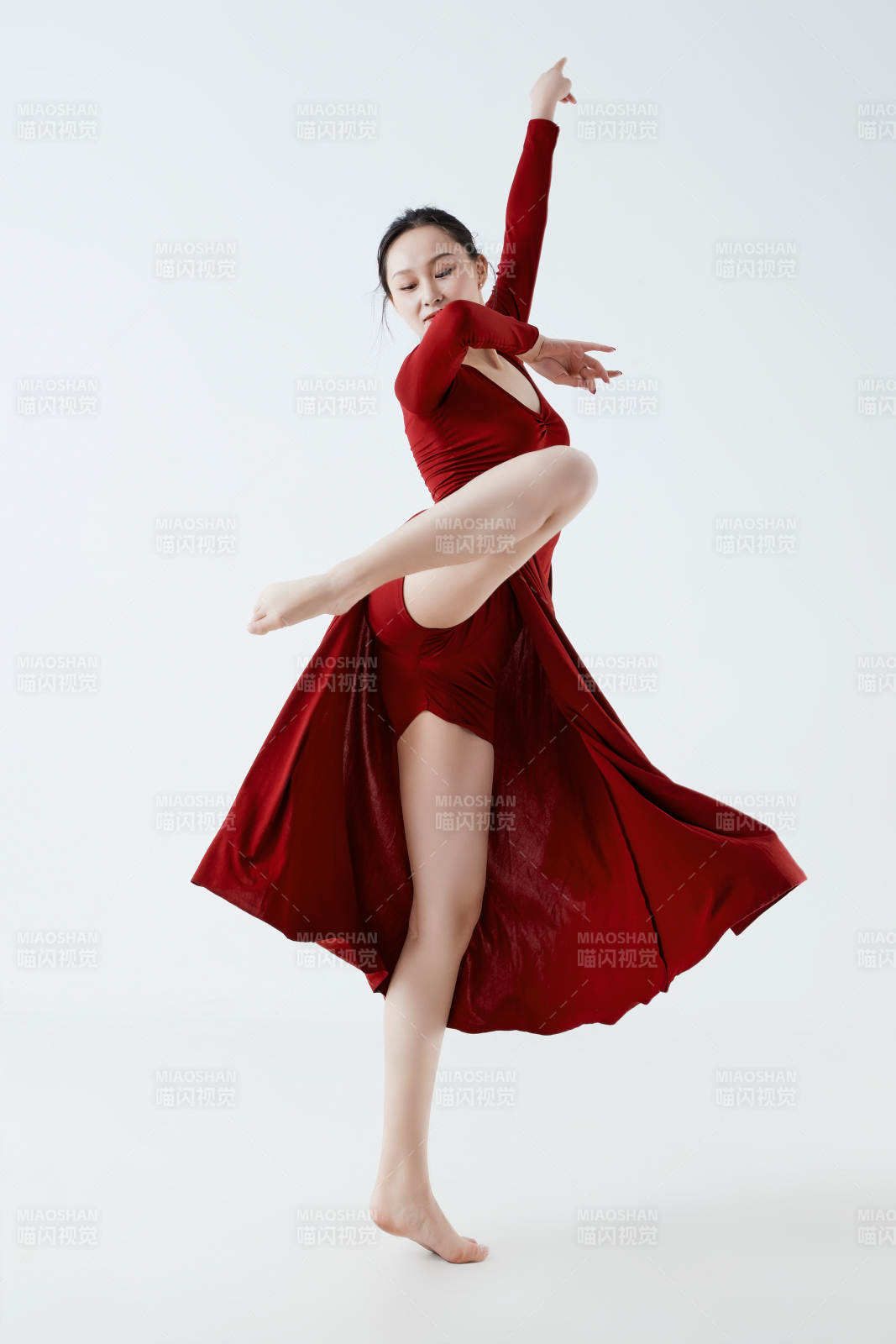 穿着红色长裙翩翩起舞的少女