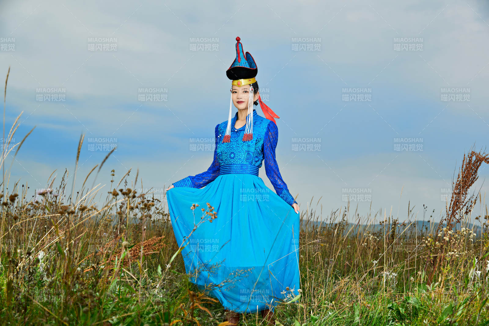 草原上身穿豪华蒙古族服饰的蒙族少女