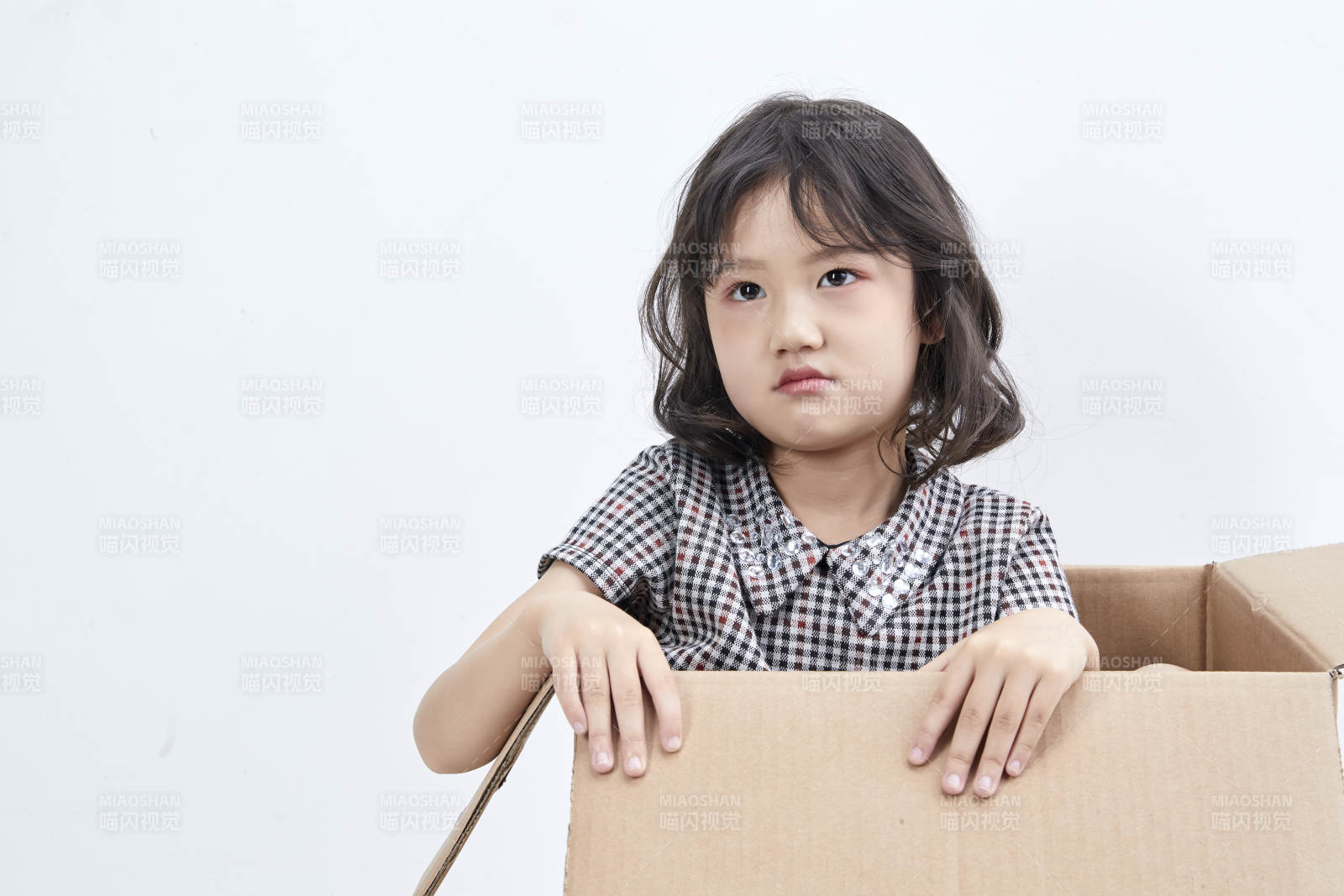 躲在紙箱中玩耍的調(diào)皮可愛亞洲小女孩兒童